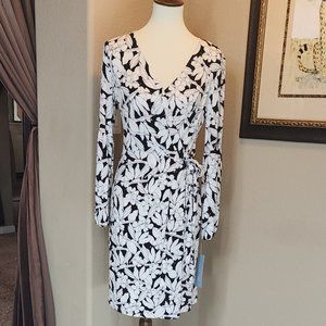London Times Black/White Floral Wrap Dress Size 6 NWT